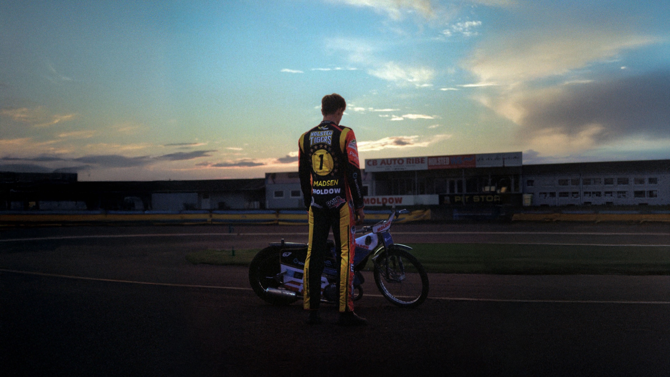 En speedwaykører fotograferet på analog film