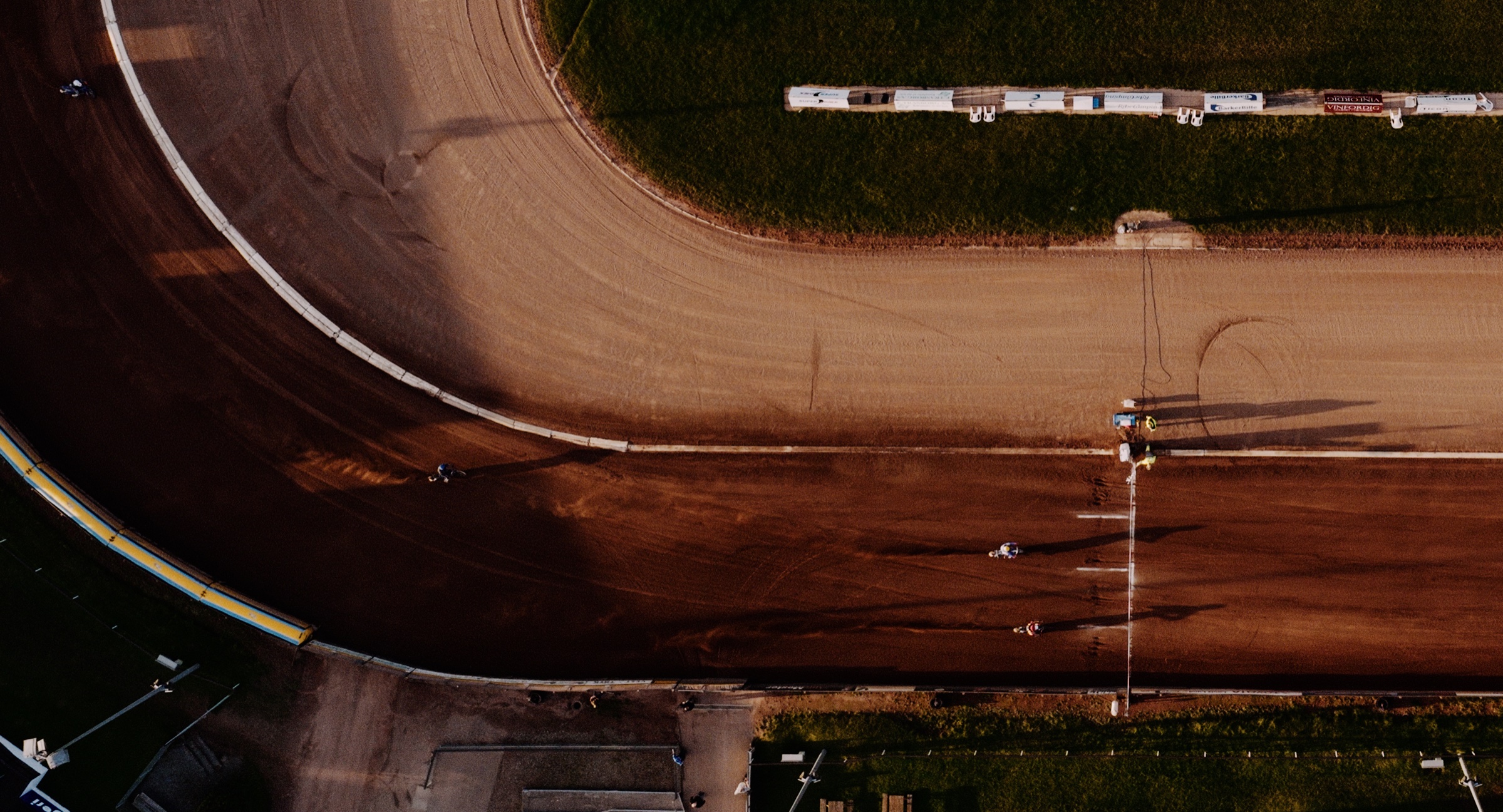 Speedwaykørere på en dansk bane set fra luften