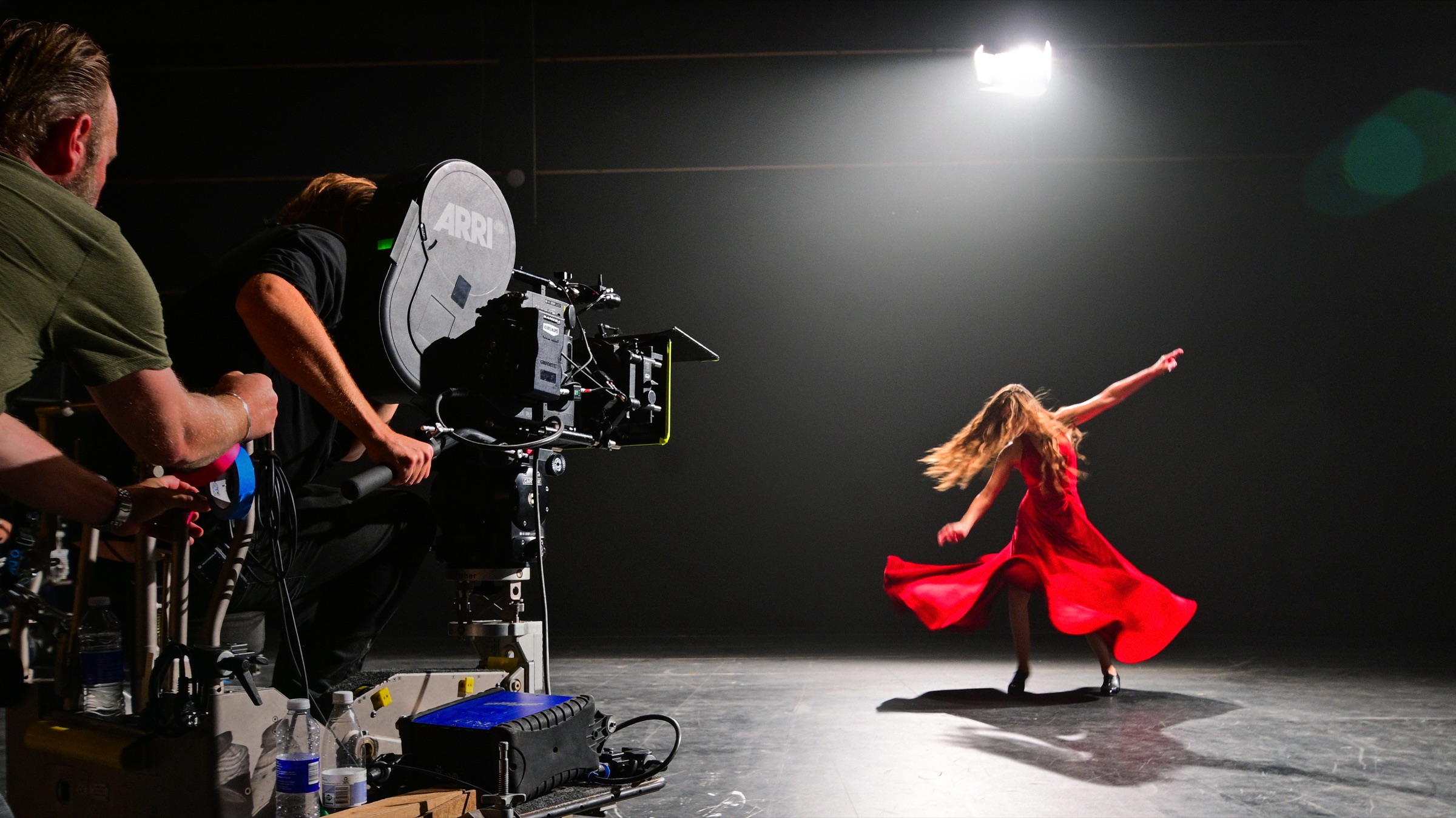 Selene Muñoz danser foran Arriflex 765-kameraet under optagelserne til CUT